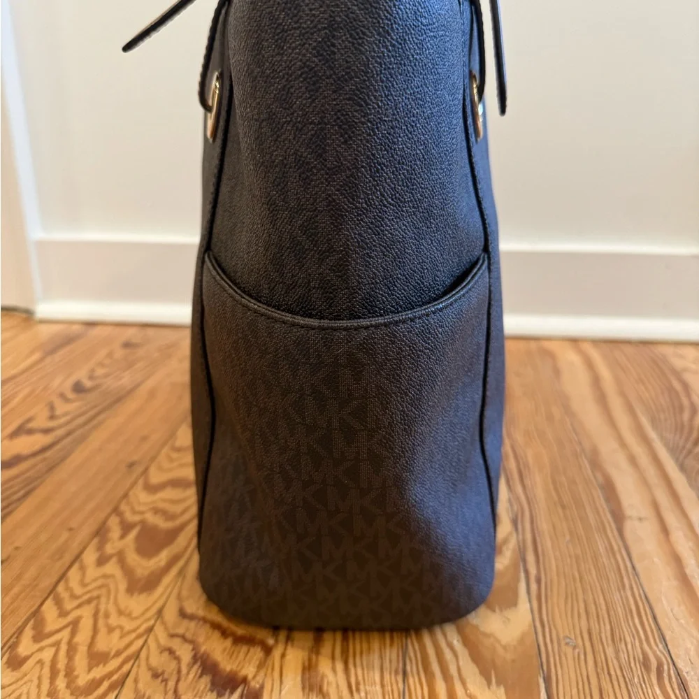 Michael Kors Jet Set Large Travel Shoulder Signature Tote in Acorn, Tan and Gold